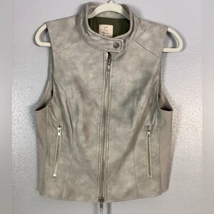 We The Free Sweeney Vegan Moto Style
Sz small semi-fitted Bust 38”,Length 22.5